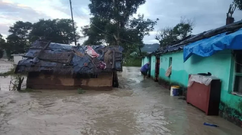 नैनीताल के चुकम गांव की बाढ़ से प्रभावित नदी